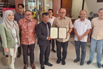 KONI Jawa Barat (Jabar) dan STMIK Mardira menandatangani nota kesepahaman (MoU) terkait beasiswa pendidikan bagi stakeholders KONI Jabar. (Arif)