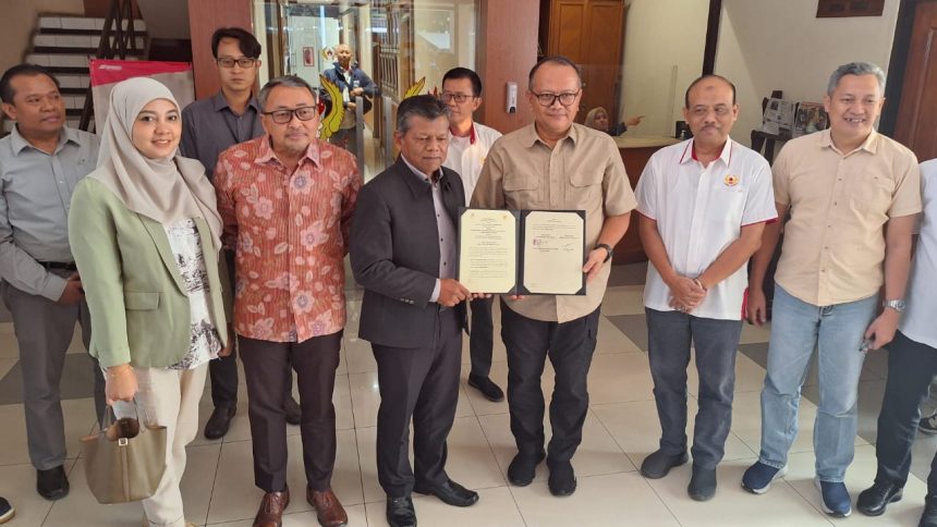 KONI Jawa Barat (Jabar) dan STMIK Mardira menandatangani nota kesepahaman (MoU) terkait beasiswa pendidikan bagi stakeholders KONI Jabar. (Arif)